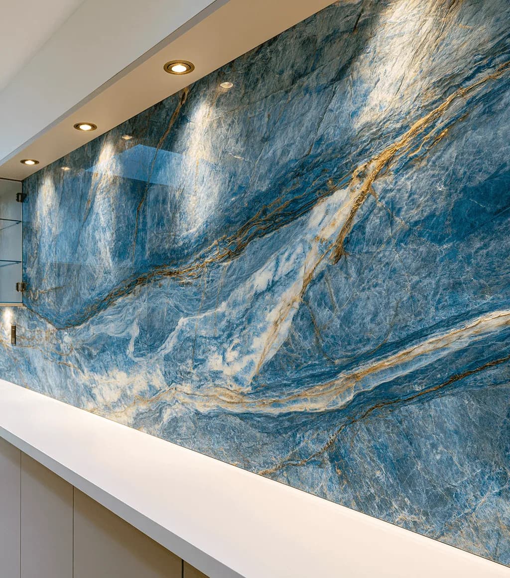 Close-up feature wall in deep blue quartzite with dramatic gold-and-white veining